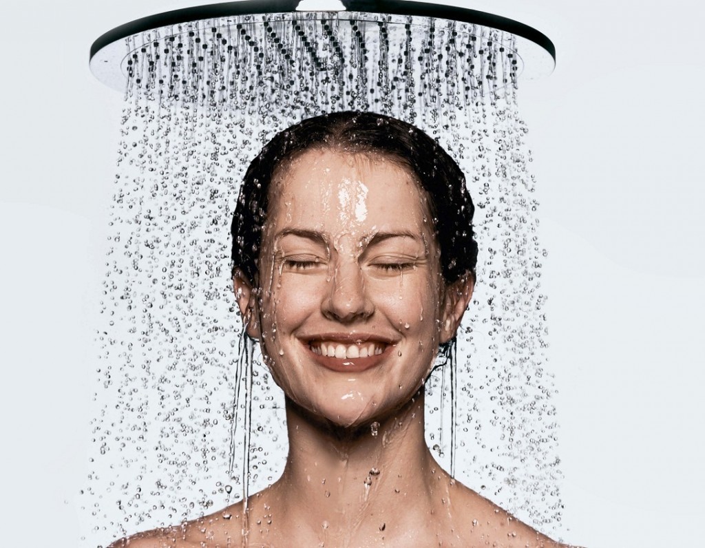 Можно ли принимать душ в контактных линзах
